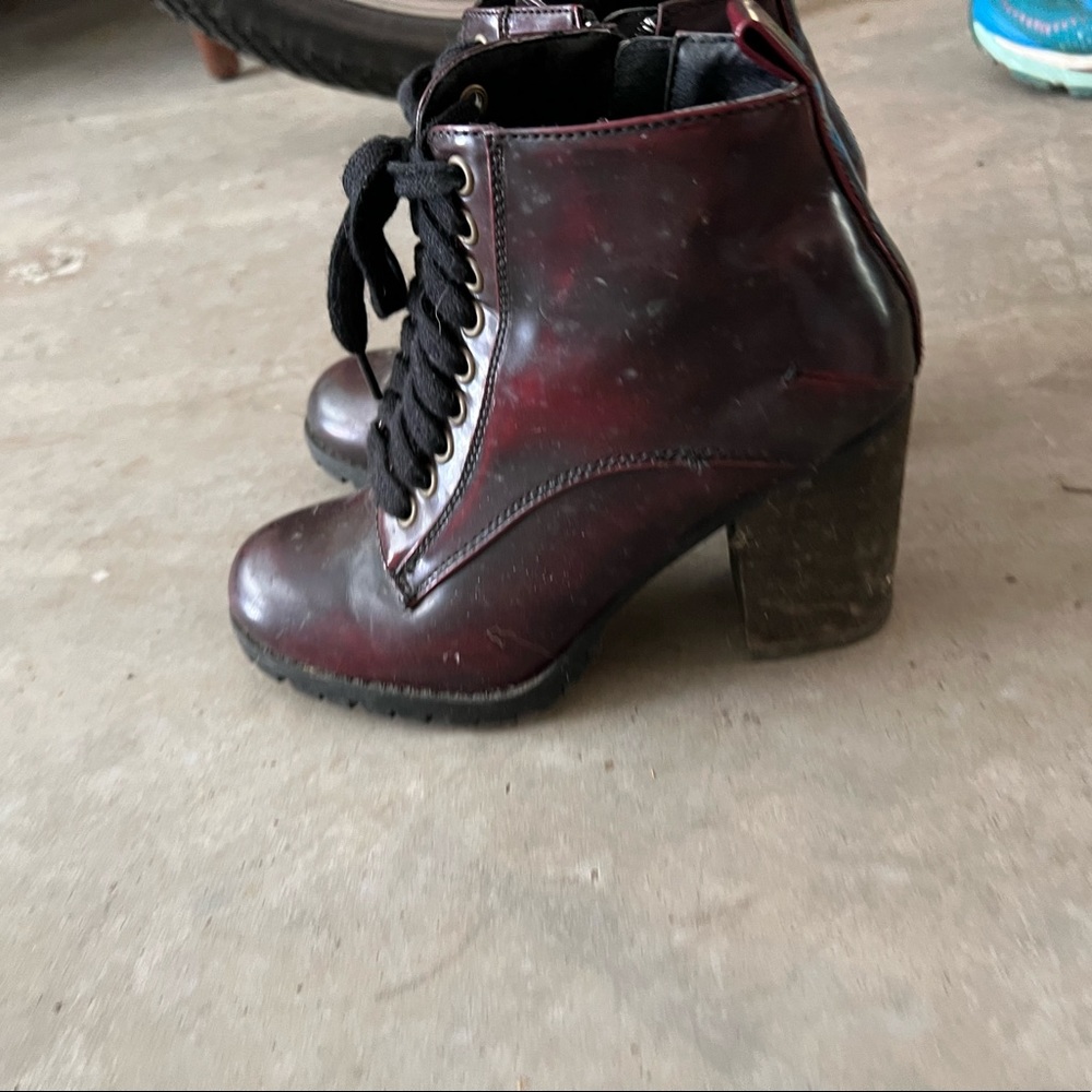 Steve Madden, Short maroon booties